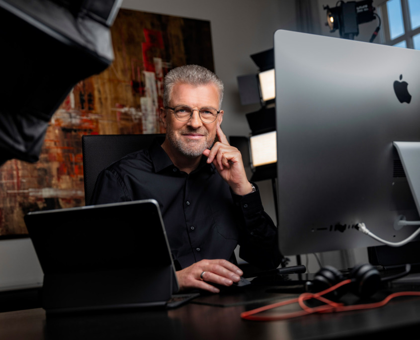 Prof. Dr. Andreas Koenen - am Schreibtisch 